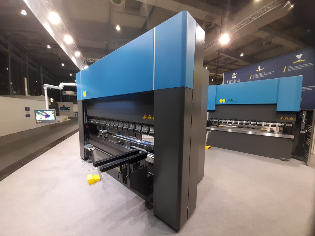 HACO OptiForm CNC-Abkantpresse Seitenansicht